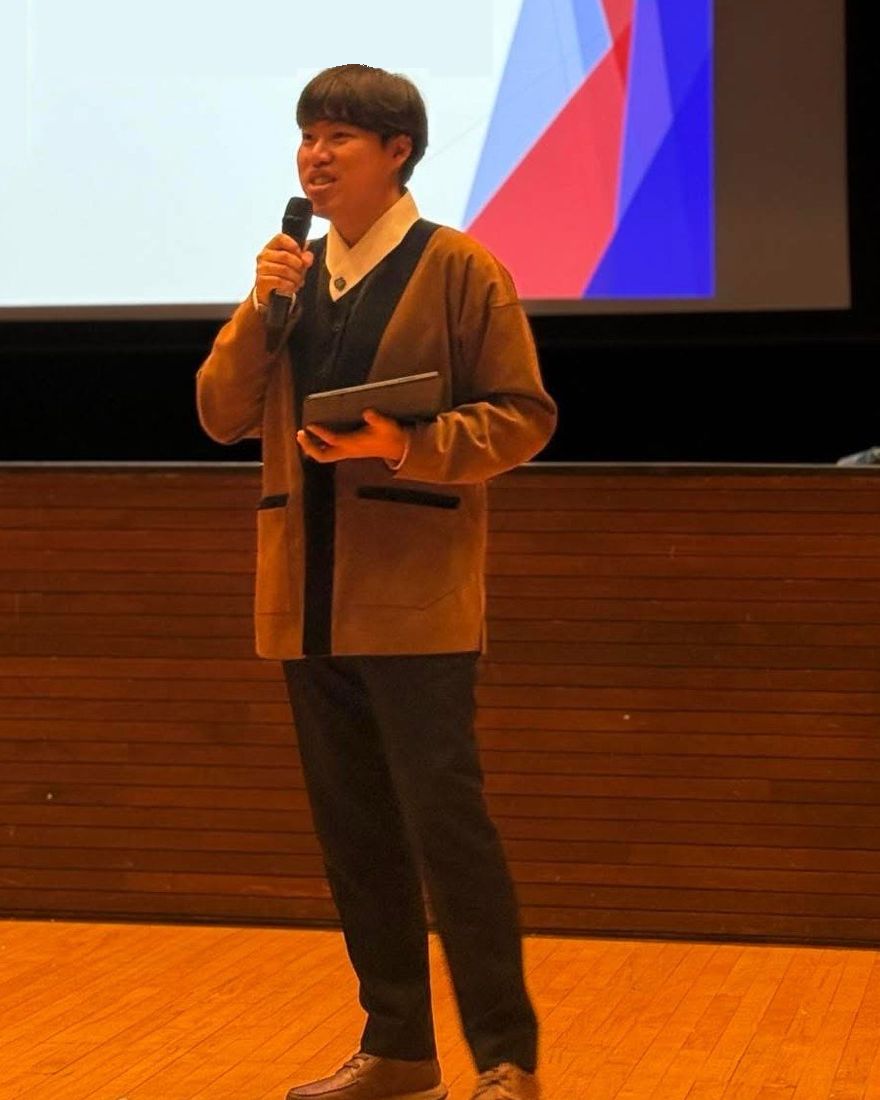 마이크를 들고 프로젝트를 소개하는 서현 Andrew
